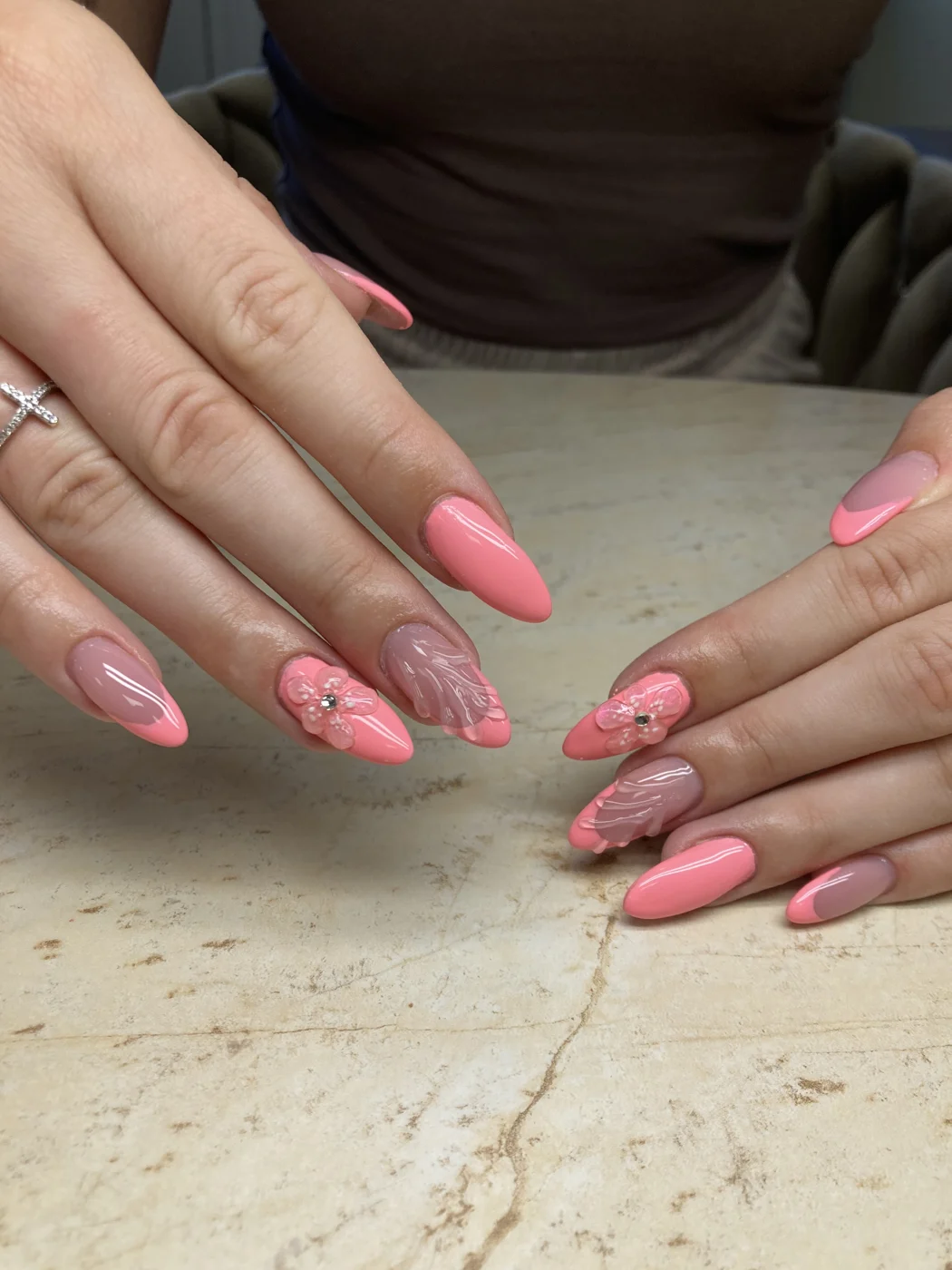 Rózsaszín virágdíszes körmök a Nails by RePlace munkái közül